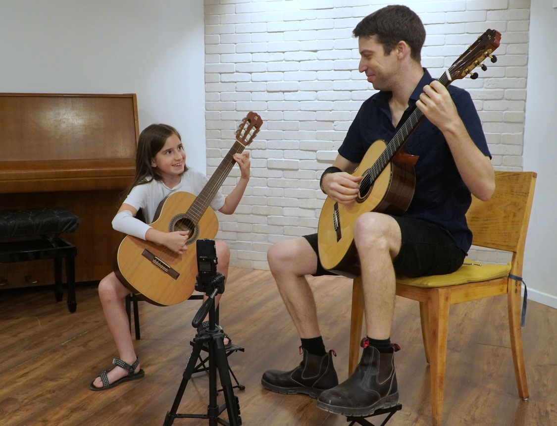 תלמיד מנגן גיטרה בהופעה - סטודיו אסף בראון רחובות