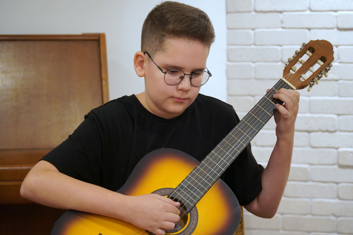 קבוצת תלמידים במפגש שבועי - לימוד גיטרה ברחובות