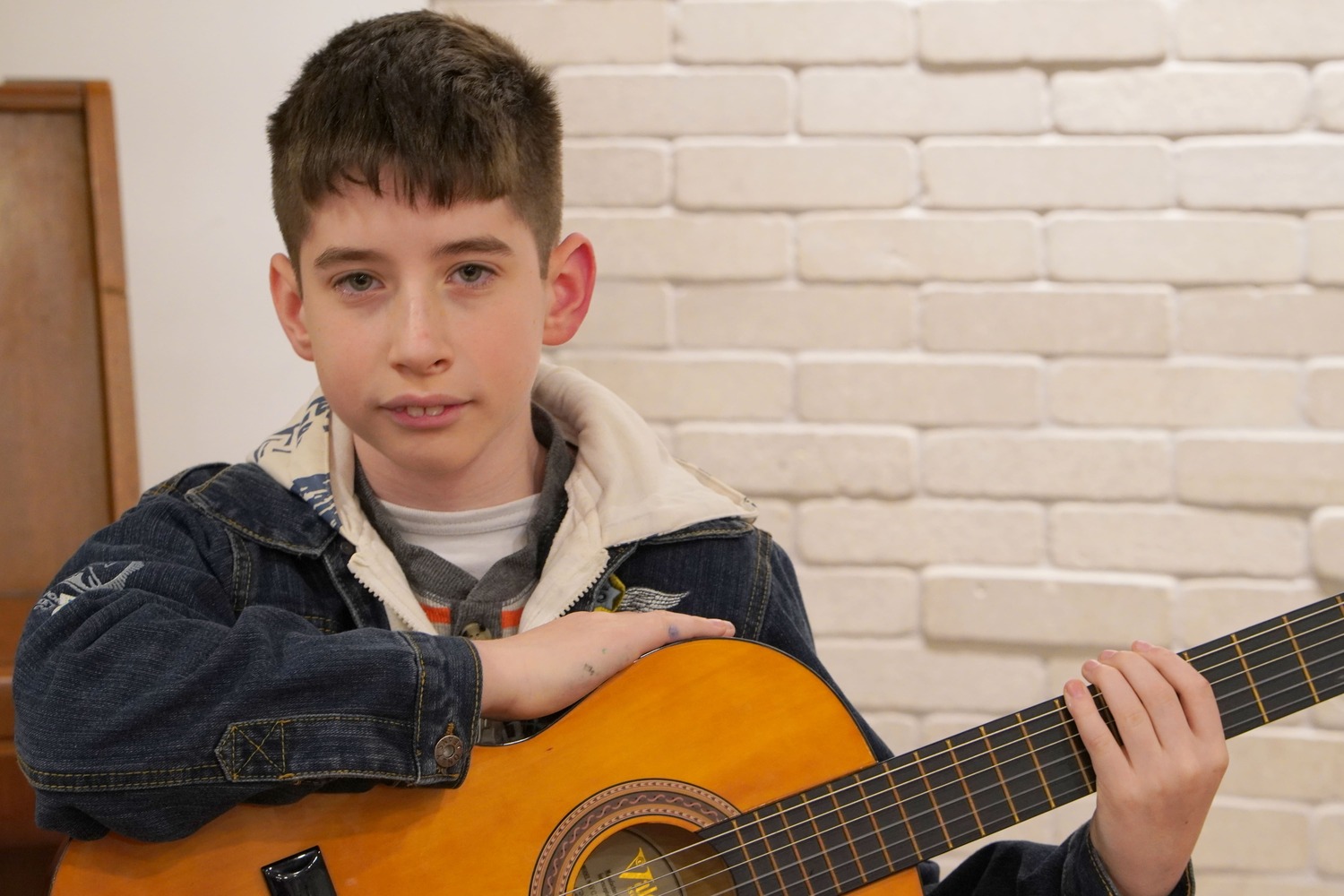 מורה ותלמיד בשיעור גיטרה פרטי בסטודיו ברחובות