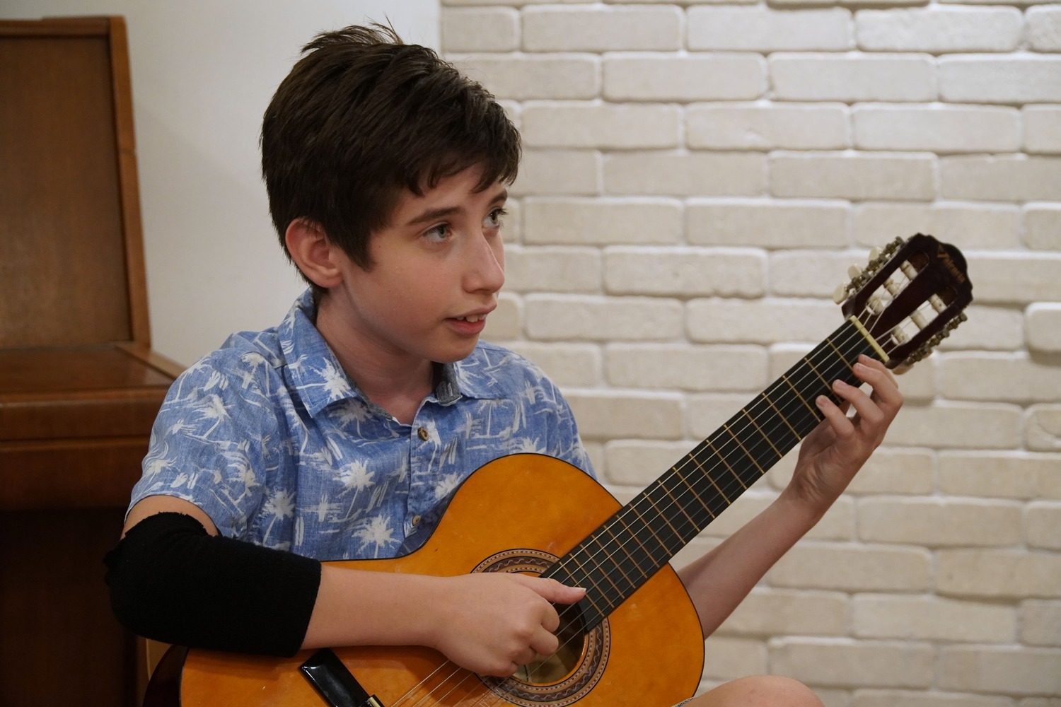 מורה גיטרה מקצועי מלמד תווים ותיאוריה