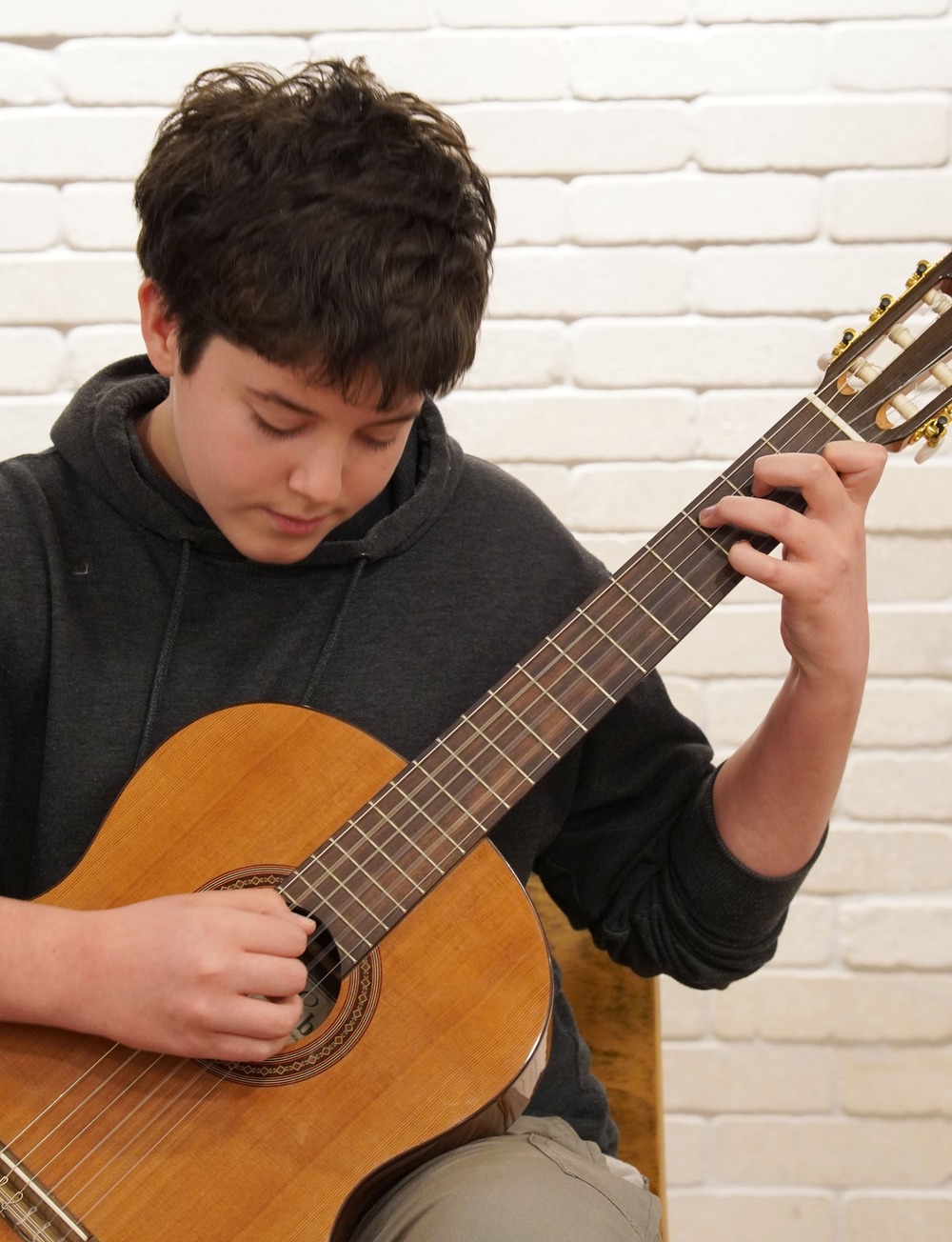 ביצוע סולו של תלמיד גיטרה מתקדם - סטודיו אסף בראון